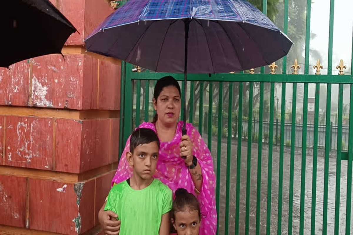 ग्रेड पे विवाद : भारी बारिश में धरने पर बैठी सस्पेंड पुलिसकर्मी की पत्नी, बच्चों के साथ आत्मदाह की दी धमकी ग्रेड पे विवाद : भारी बारिश में धरने पर बैठी सस्पेंड पुलिसकर्मी की पत्नी, बच्चों के साथ आत्मदाह की दी धमकी